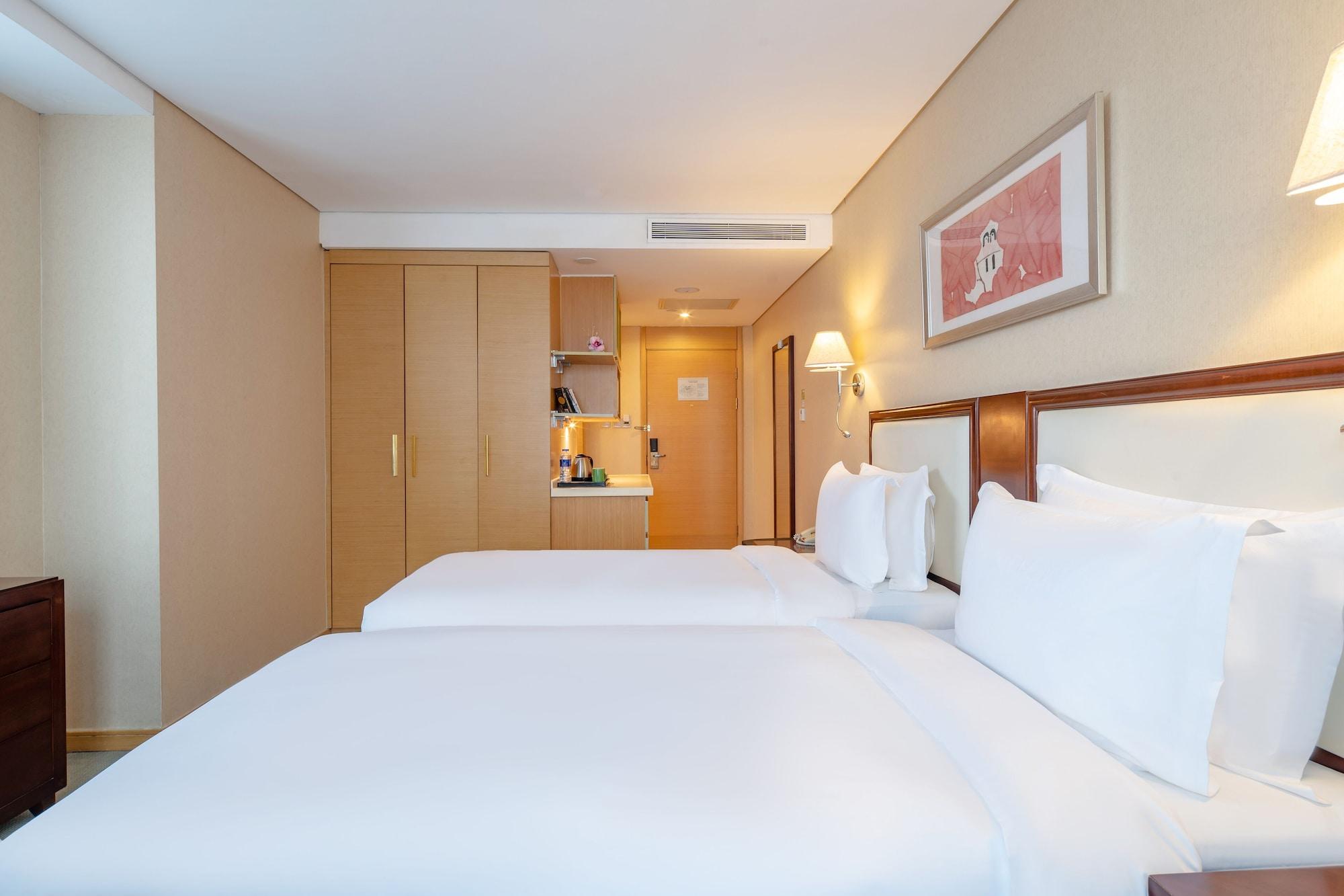Regal Plaza Hotel & Residence Waigaoqiao Shanghai Exterior photo